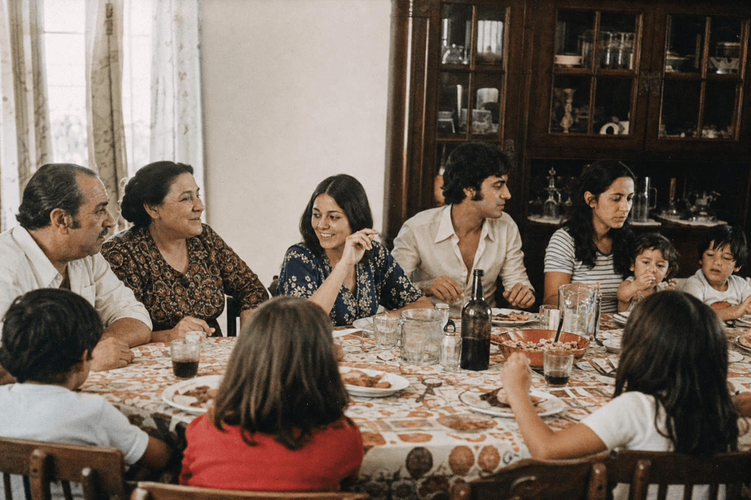 Una familia compartiendo un almuerzo de domingo